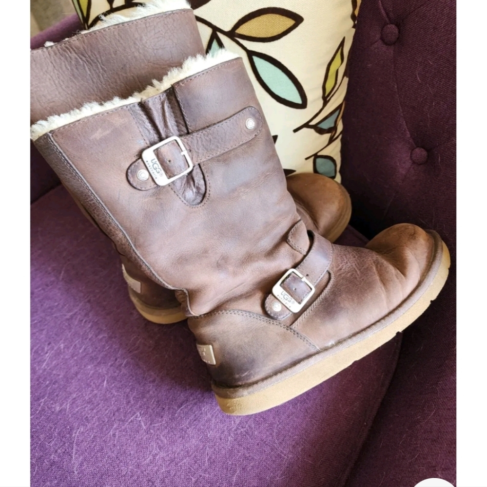 Ladies leather uggs size 9. Biker style. Lined with sheepskin. Good condition.